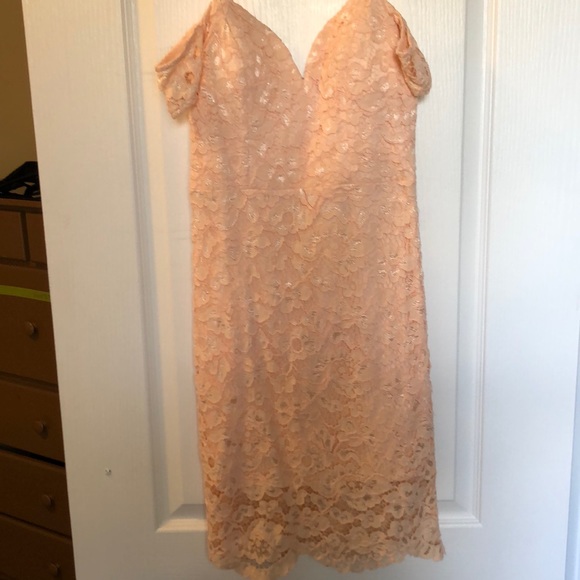 Peach lace dress: never worn - Picture 1 of 3